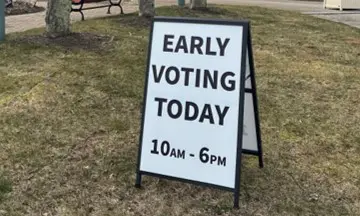 A sign that says early voting today 1 0 am-6 pm.